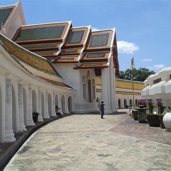 The cloister surrounding Phra Pathom Chedi